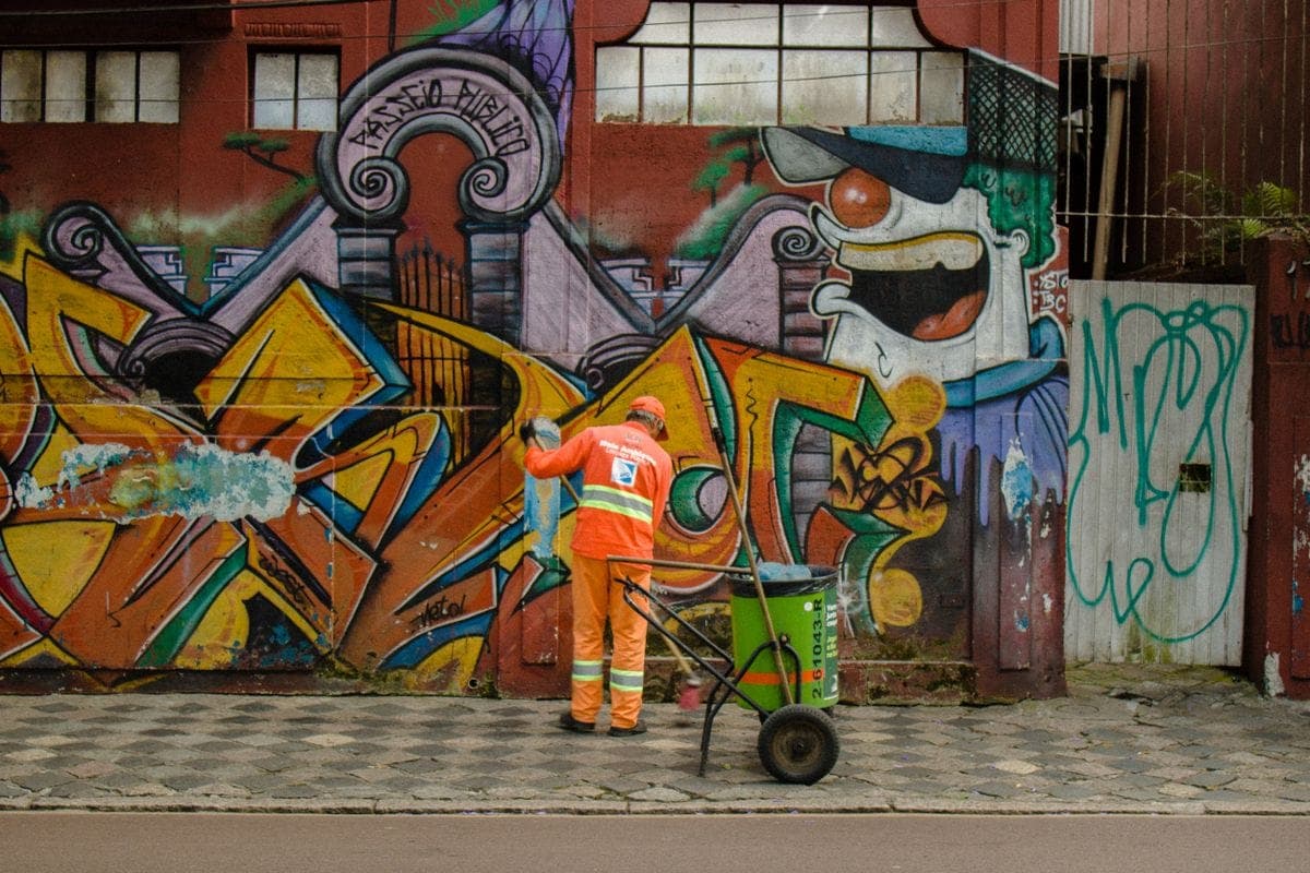 Graffiti verwijderen van een muur