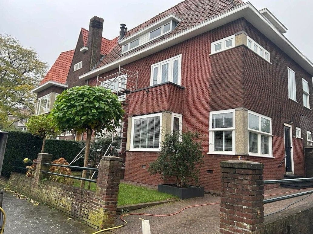 Regen op een beschermde gevel