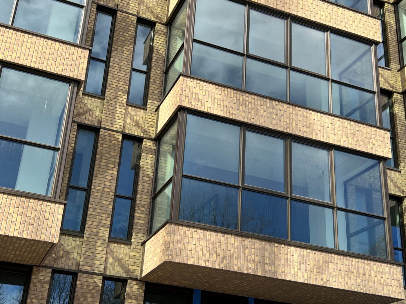 Prefab erkers geven verouderde gevel in Amstelveen nieuw gezicht