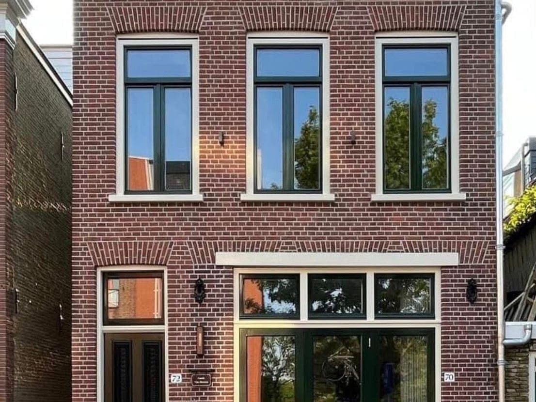 Gerestaureerde gevel van een pand uit 1874 met nieuw voegwerk