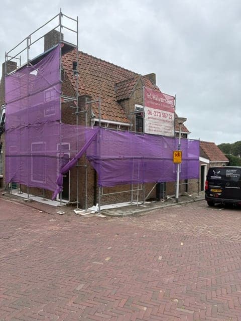 Het pand rondom in onze eigen steiger met gaasdoek