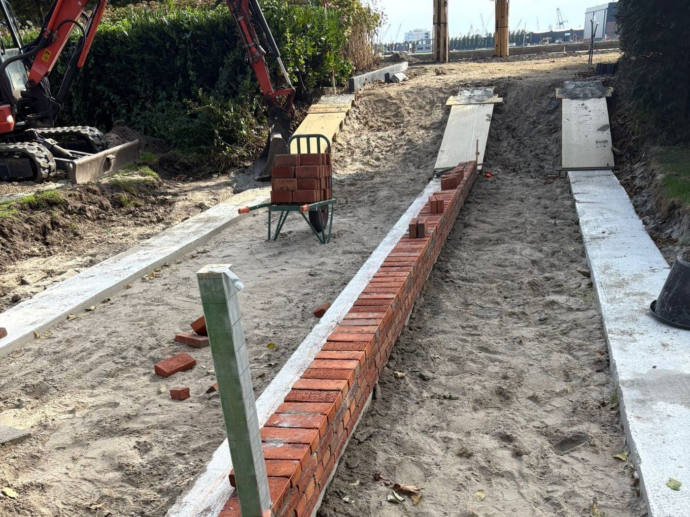 Metselwerk in uitvoering: tuinmuur steen voor steen opgebouwd