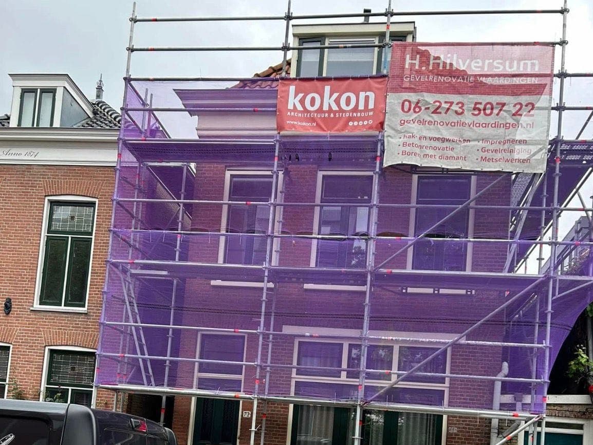 Tijdens: het pand in de steigers met kokon-afscherming