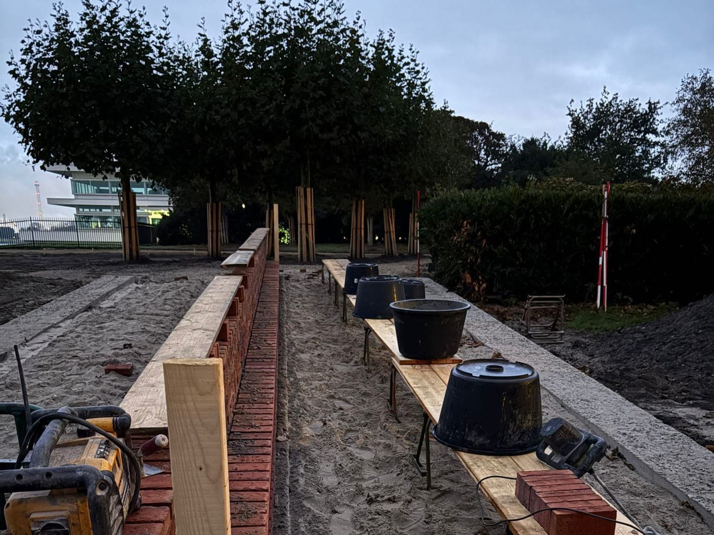 Gereedschap en mortel naast de muur in aanbouw